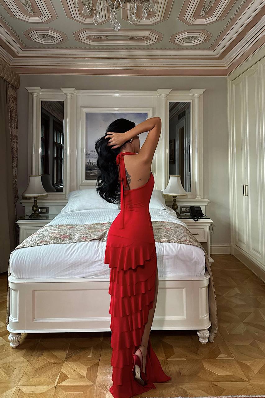 Robe Rouge Fendue – Signature Glamour